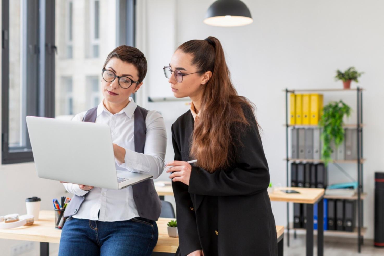 Bureaux modernes avec écrans d'analyse financière